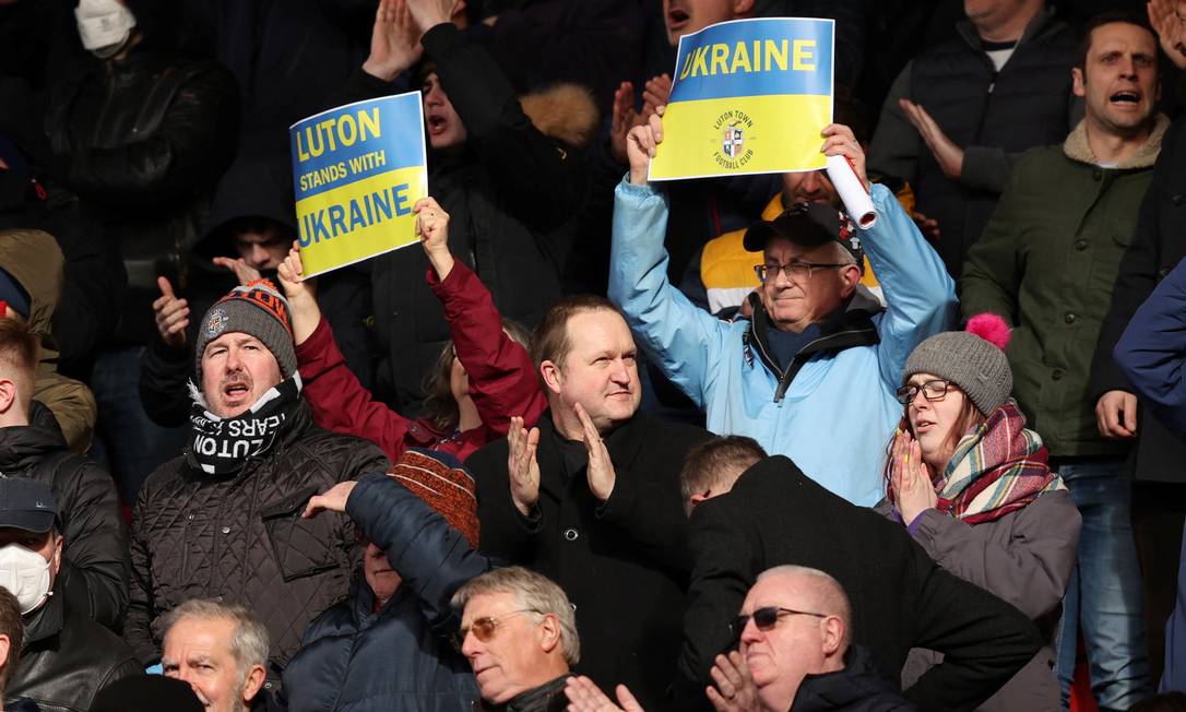 Torcedores ingleses apoiam a Ucrânia em partida entre Middlesbrough v Luton Town, no início de março Foto: JOHN CLIFTON / Action Images via Reuters