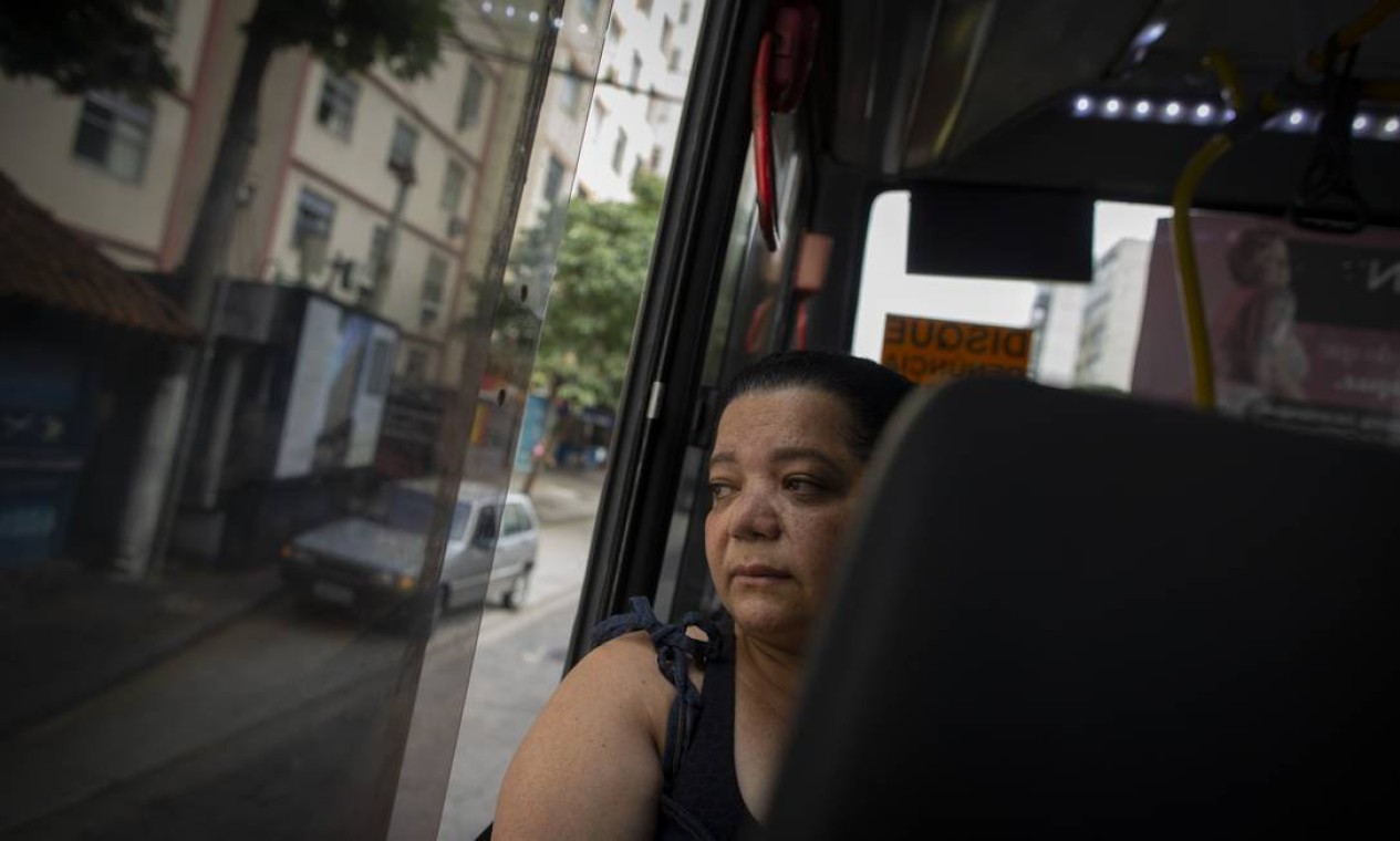 Daniela Irma da Costa. Ela trabalha no Flamengo e utilizava sempre o 434. Agora precisa pegar ônibus e metro no deslcamento Foto: Marcia Foletto / Agência O Globo