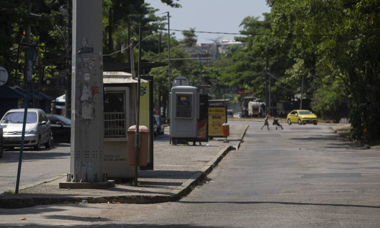 Linha de ônibus 435 (Grajaú-Gavea) que tinha o ponto final em frente a PUC foi extinta Foto: Marcia Foletto / Agência O Globo