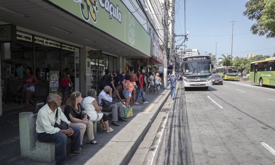
Passageiros aguardam ônibus na Avenida Rio Branco: tempo de espera pode levar mais de uma hora
Foto:
Márcio Menasce
/
Agência O Globo
