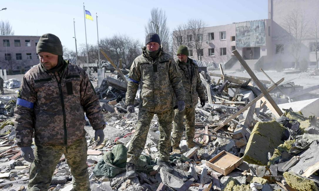 Soldados ucranianos procuram corpos após ataque russo em base na cidade de Mykolaiv matar dezenas de militares Foto: BULENT KILIC / AFP