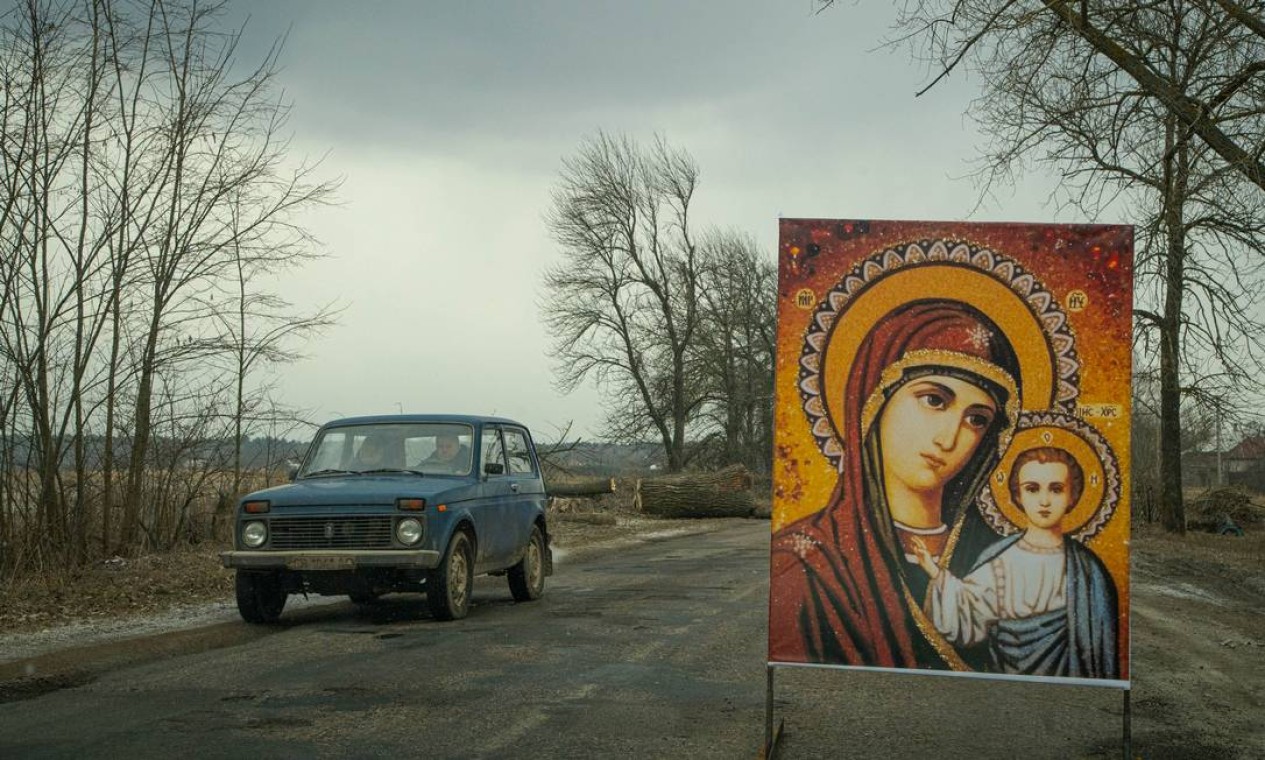 Maria e Jesus em cartaz com a iconografia típica da Igreja Ortodoxa numa estrada da Ucrânia Foto: YAN BOECHAT / .