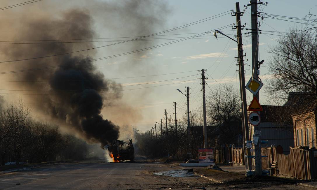 Um ônibus de transporte militar ucraniano é atacado por mísseis russos na região de Sumy, no dia 24 de fevereiro, primeiro dia da invasão Foto: YAN BOECHAT / .