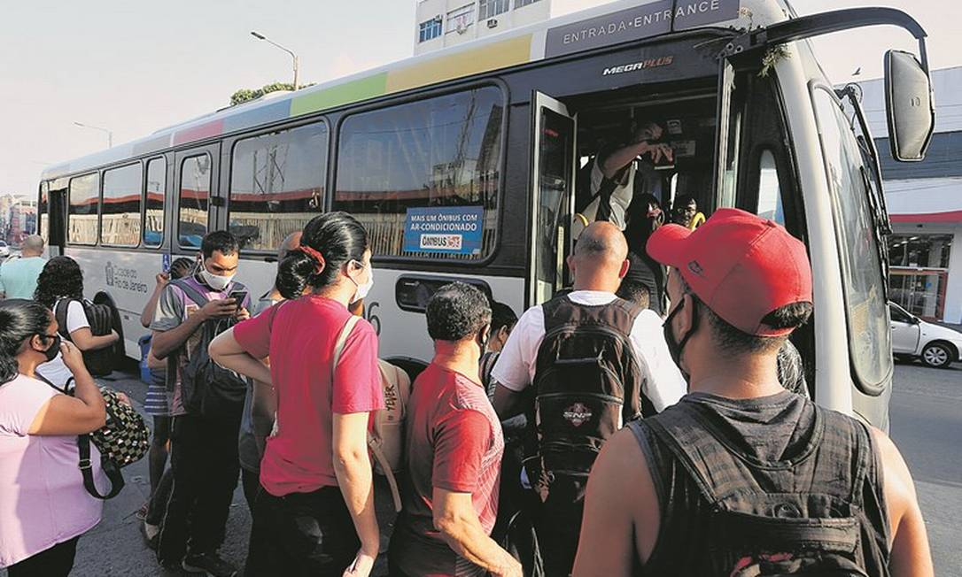 Prefeitura e até CPI não conseguem saber quantos passageiros são transportados nem quanto as empresas de ônibus faturam de fato Foto: Fabiano Rocha/Agência O Globo