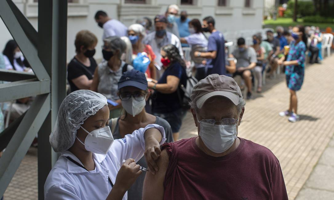 População idosa toma vacina contra a Covid-19 Foto: Márcia Foletto / Agência O Globo