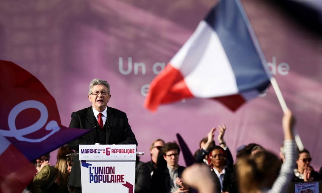 Jean-Luc Melenchon, líder do partido de oposição de extrema esquerda nas eleições presidenciais francesas de 2022, discursa durante uma marcha na Place de la Republique em Paris Foto: SARAH MEYSSONNIER / REUTERS
