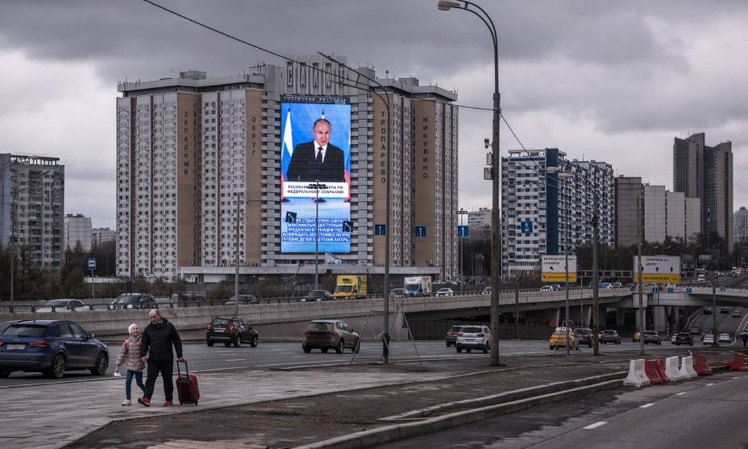 De burocrata a presidente. Putin aparece em telão em Moscou durante discurso em 2021; para Myers, ascensão meteórica do líder russo foi impressionante Foto: THE NEW YORK TIMES / NYT
