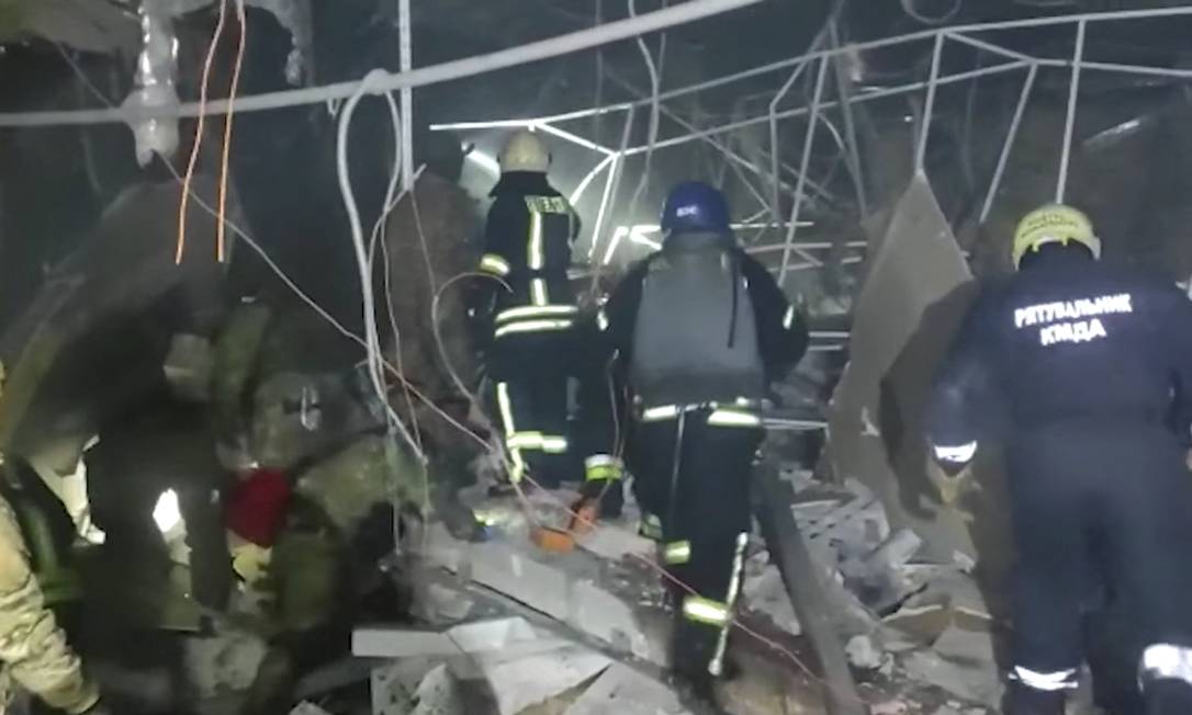 Equipes de bombeiros tentam resgatar sobreviventes em um shopping atingido por mísseis em Kiev Foto: STATE EMERGENCY SERVICE OF UKRAI / via REUTERS