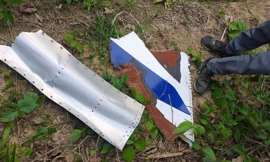 Destroços do avião Boeing 737, que caiu na China Foto: Reprodução/CGTNOfficial