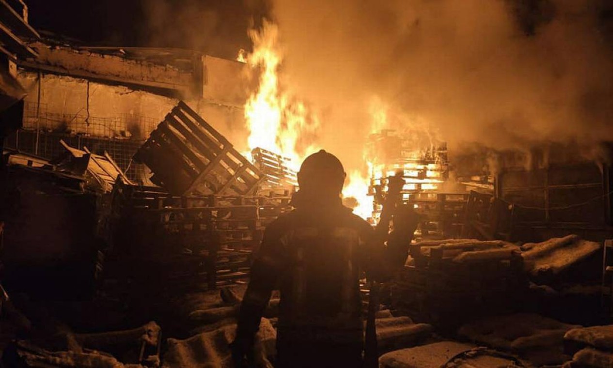 Foto tirada e divulgada pelo Serviço de Imprensa do Serviço de Emergência do Estado da Ucrânia mostra bombeiros apagando incêndio em grande escala em um armazém de alimentos em Severodonetsk, região de Lugansk, destruído após bombardeio russo Foto: STR / AFP