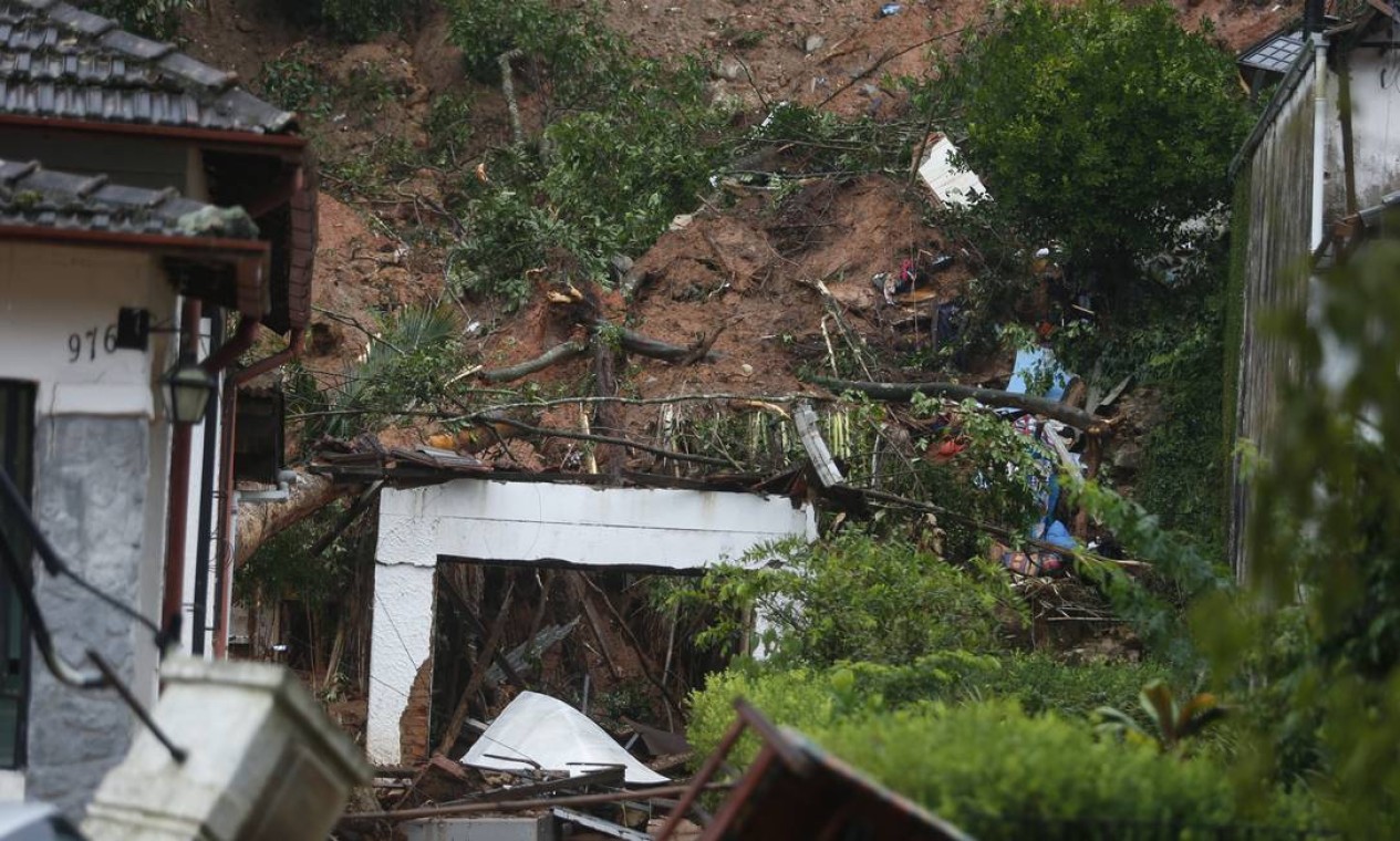 O temporal na cidade deixou ao menos cinco mortos e quatro desaparecidos, segundo a Defesa Civil Foto: Fabiano Rocha / Agência O Globo
