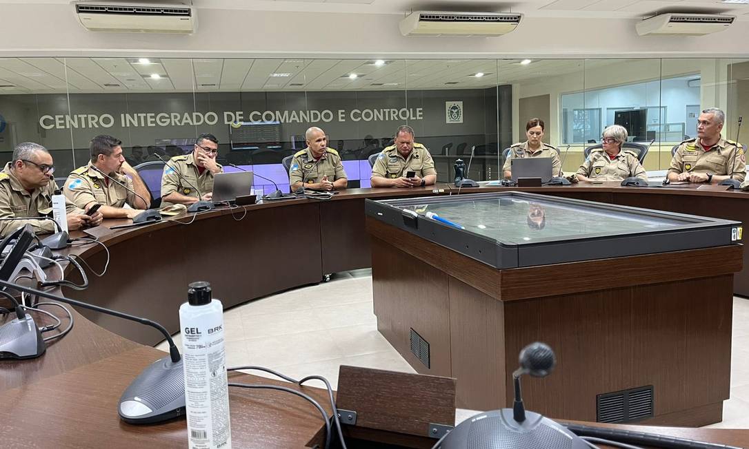 O Gabinete de Crise reúne o comando do Corpo de Bombeiros no Rio para tratar dos efeitos do temporal deste domingo em Petrópolis Foto: Reprodução @claudiocastroRJ