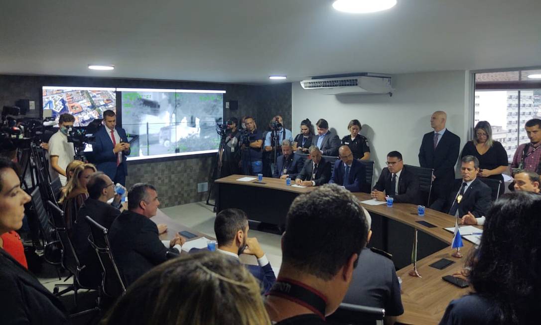 Sala inaugurada possui telas que vão receber imagens enviadas pelos drones e helicópteros da Polícia Civil Foto: Geraldo Ribeiro / Agência O Globo