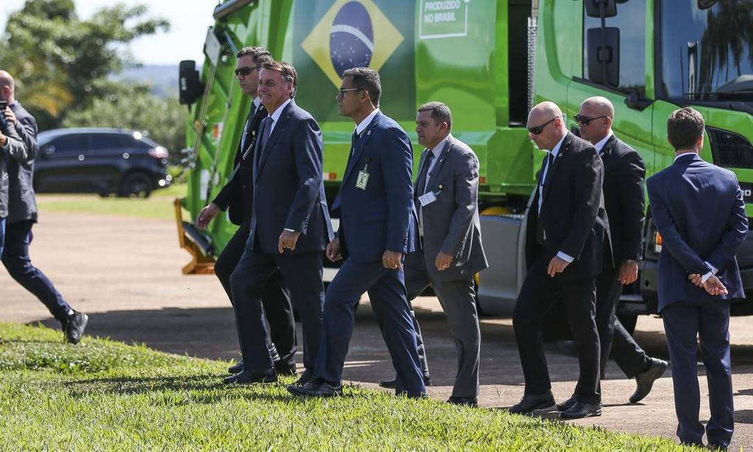 O presidente Jair Bolsonaro, acompanhado de ministros, ao lado de veículos movidos a biometano Foto: José Cruz/Agência Brasil