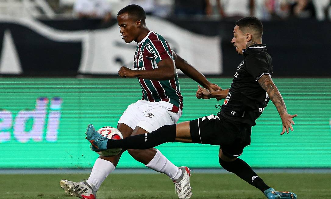 Jogadores de Botafogo e Fluminense disputam a bola Foto: FOTO: LUCAS MERÇON / FLUMINENSE / Agência O Globo