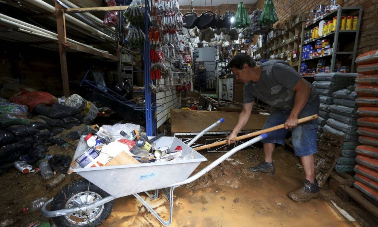 Pouco mais de um mês após tragédia de fevereiro, fortes chuvas voltaram a causar mortes e prejuízos na Cidade Imperial Foto: FABIANO ROCHA / Agência O Globo