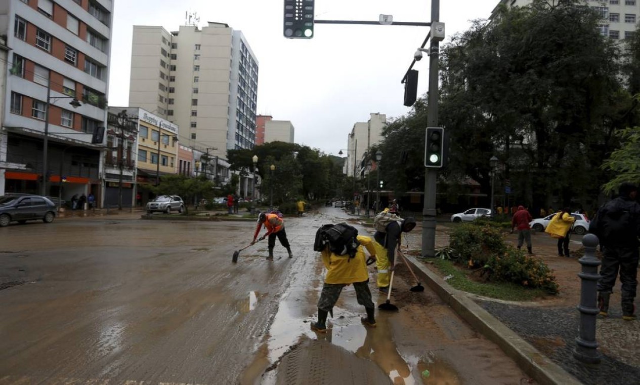 Trabalho de limpeza no centro histórico Foto: FABIANO ROCHA / Agência O Globo