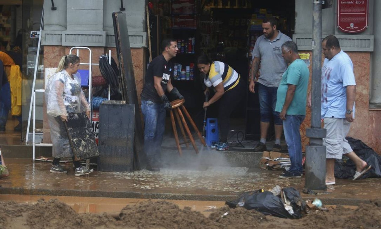 Casas e comércios foram atingidos e tomados por lama, escombros e água Foto: FABIANO ROCHA / Agência O Globo