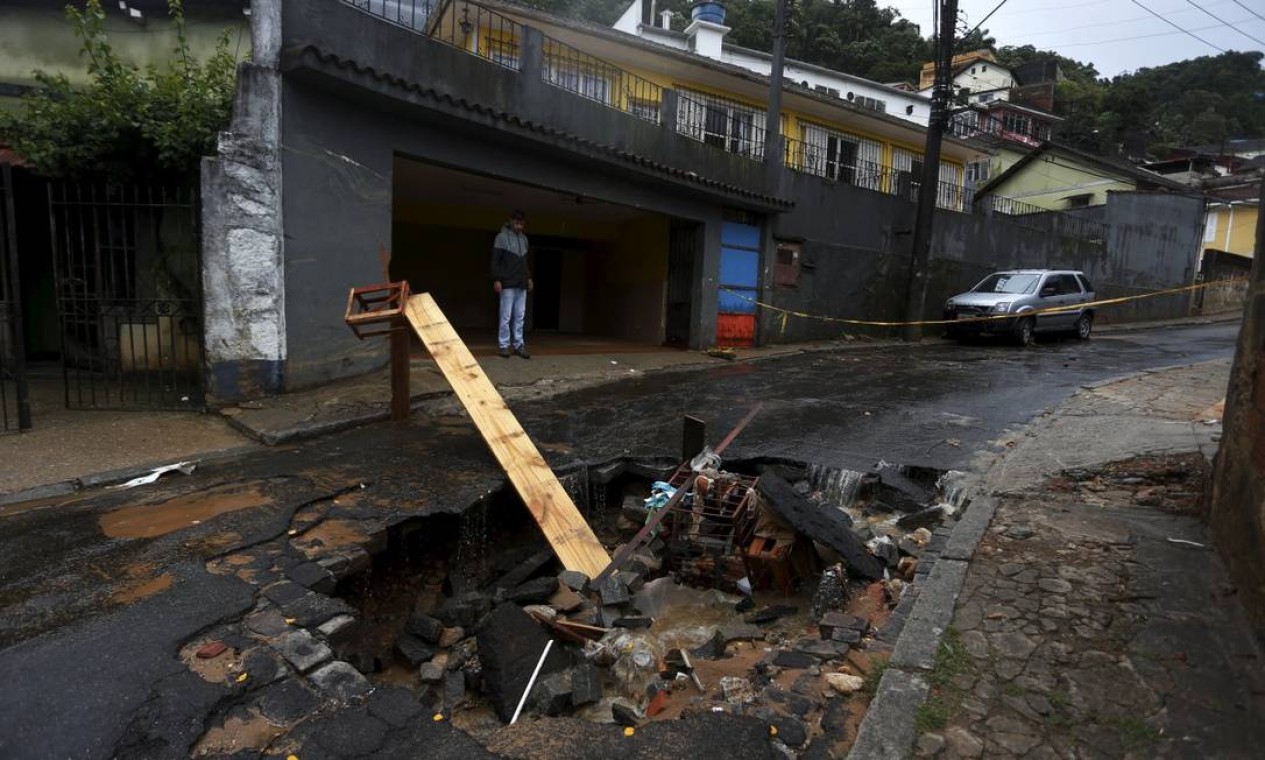 Cratera se abriu no bairro 24 de Maio Foto: FABIANO ROCHA / Agência O Globo