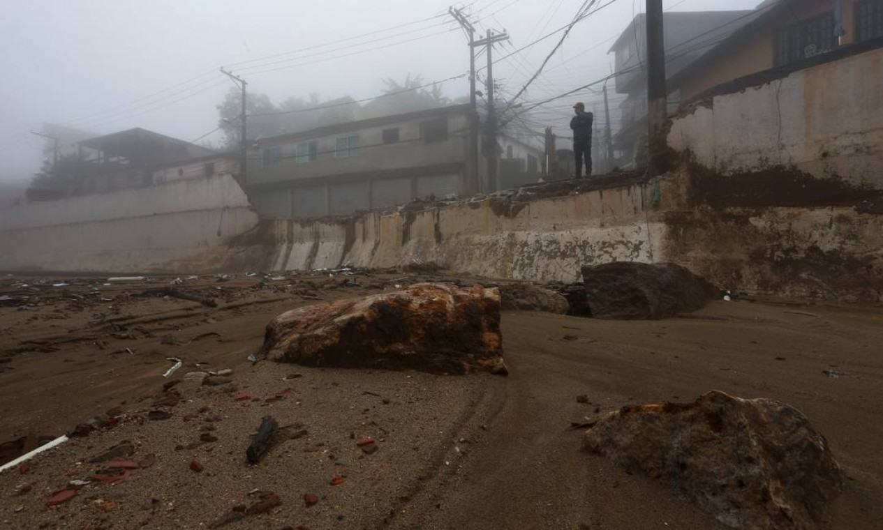 Lama e pedras que desceram do Morro da Oficina entraram em um condomínio Foto: FABIANO ROCHA / Agência O Globo