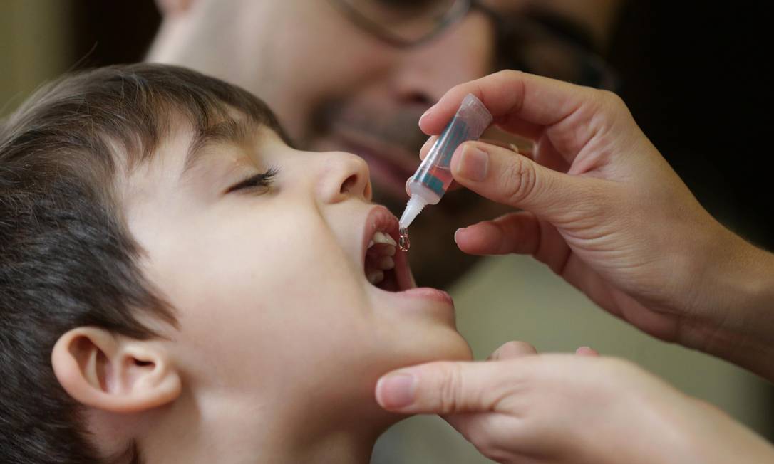 Criança recebe dose de vacina contra pólio e sarampo no Rio de Janeiro Foto: -Márcio Alves / Agência O Globo/18-08-2018