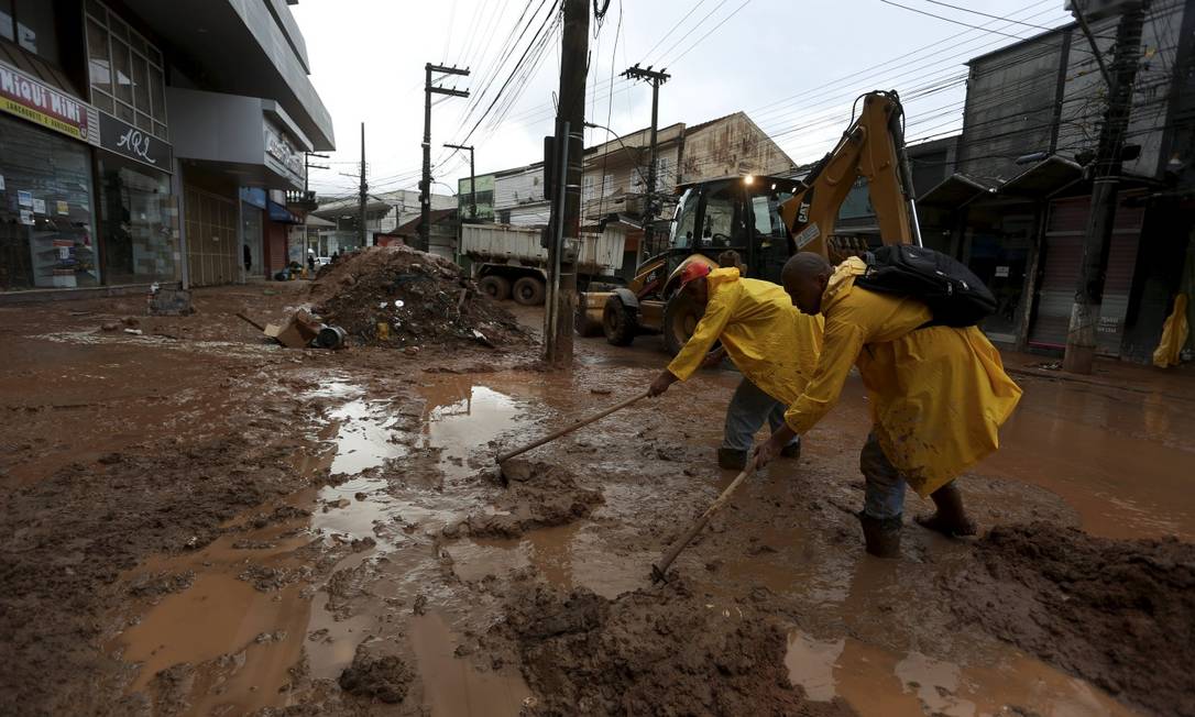 Ruas de Petrópolis acumularam lama, água e escombros em mais uma chuva no município Foto: Fabiano Rocha / Agência O Globo