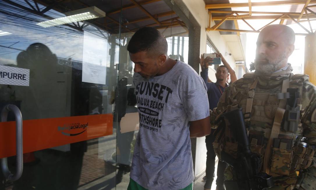 Um dos presos na operação é levado para a 82ª DP (Maricá), que investiga quadrilha que sequestrava caminhoneiros Foto: Fabiano Rocha / Agência O Globo
