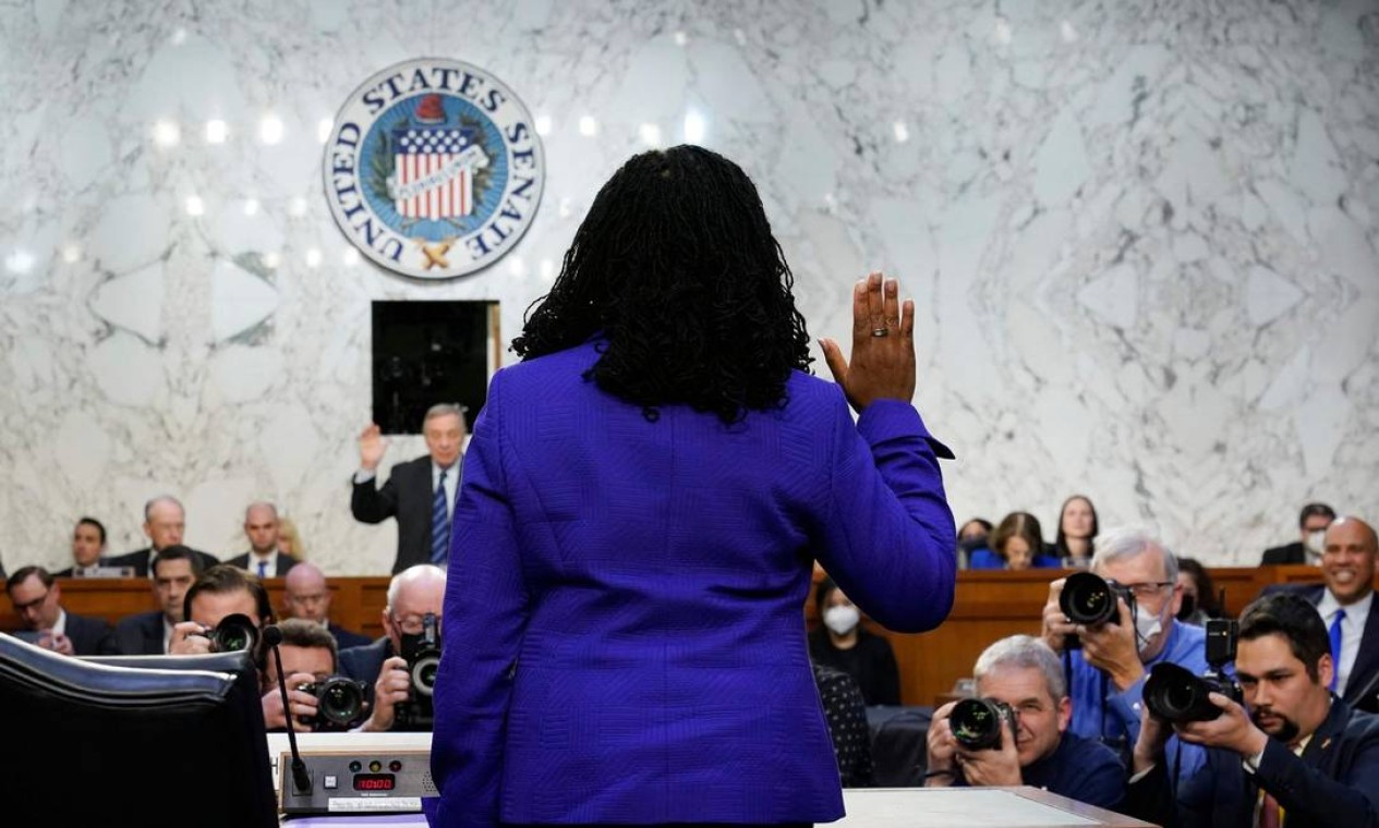 Histórico. A juíza Ketanji Brown Jackson presta juramento diantte de senadores para ser nomeada a primeira mulher negra ac ompor a Suprema Corte dos Estados Unicos Foto: J. SCOTT APPLEWHITE / AFP