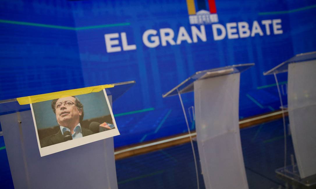 Foto do candidato Gustavo Petro marca lugar reservado para ele durante debate na campanha à Presidência Foto: LUISA GONZALEZ / REUTERS