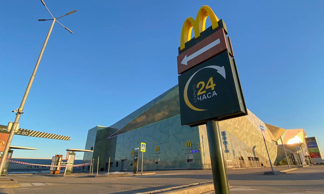 Loja do McDonald's fechada em Moscou: boicote das empresas estrangeiras afeta dia a dia do cidadão russo Foto: REUTERS / REUTERS/17-03-2022