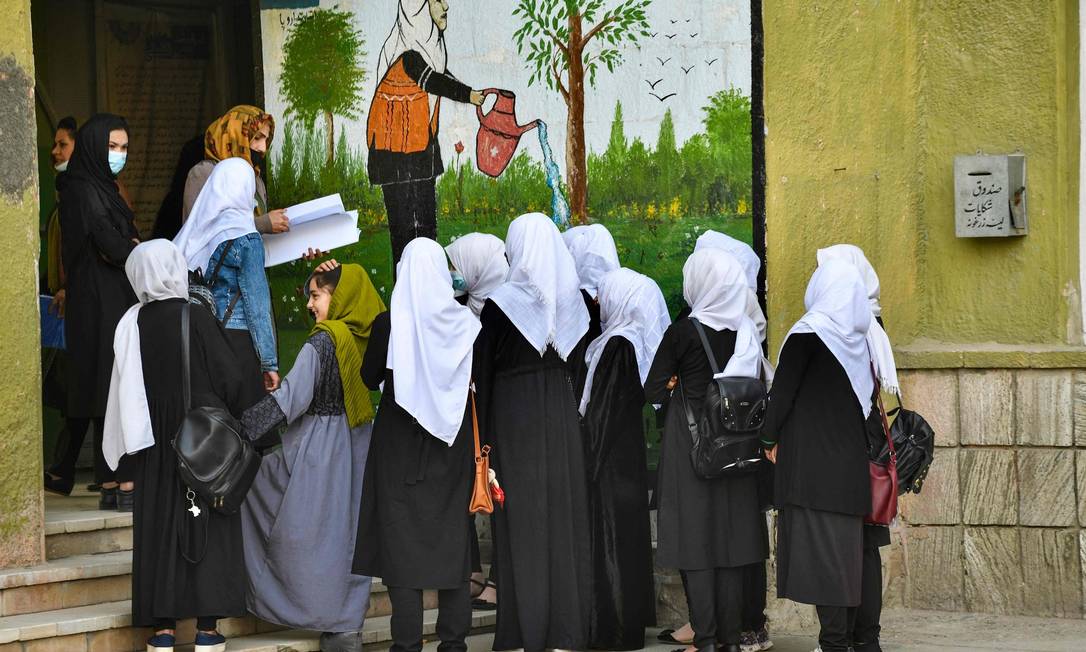Talibã volta atrás e proíbe que meinas frequentem escolas no Afeganistão Foto: AHMAD SAHEL ARMAN / AFP