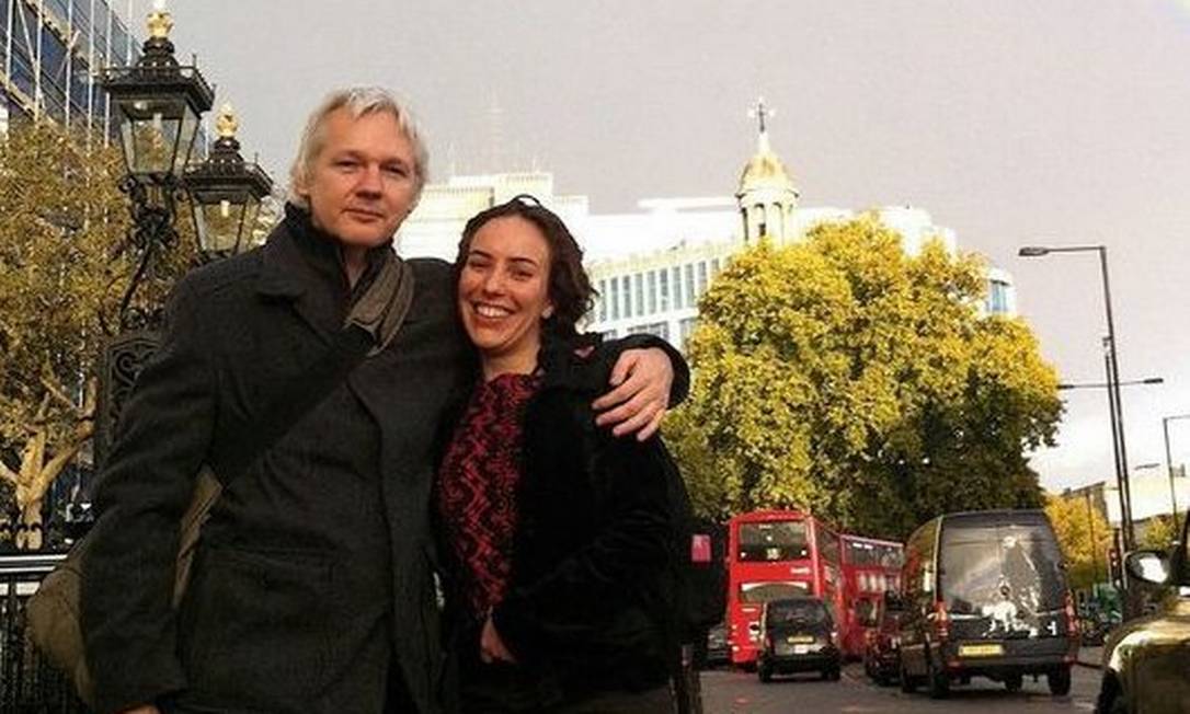Julian Assange e Stella Moris Foto: Reprodução/Twitter/StellaMoris1