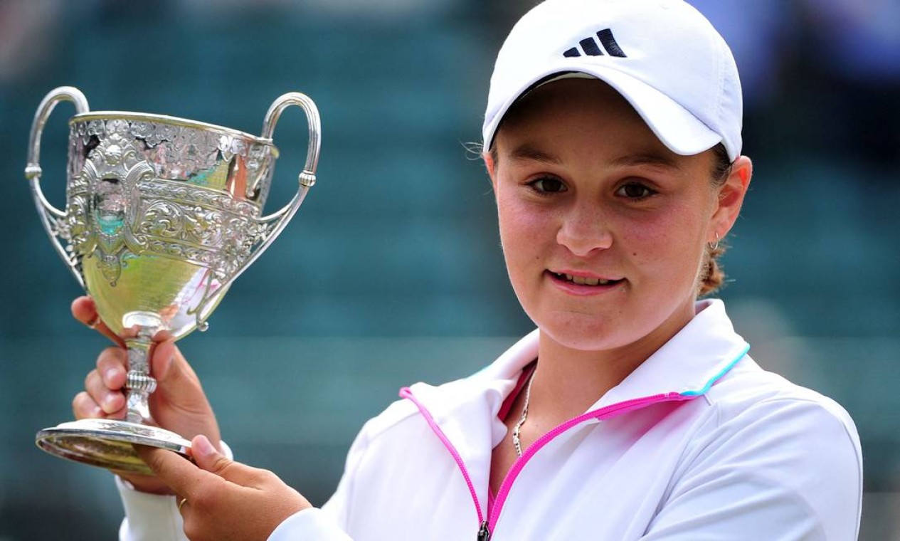 Ashleigh Barty, da Austrália, aos 15 anos, venceu o Campeonato de Tênis de Wimbledon no All England Tennis Club, no sudoeste de Londres Foto: LEON NEAL / AFP