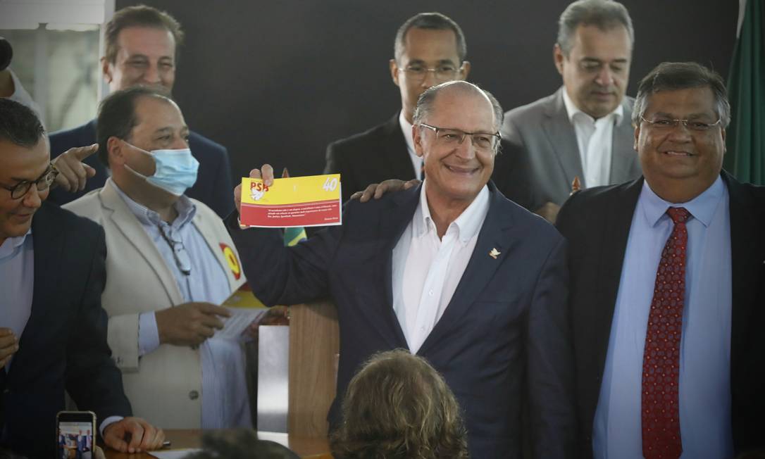 Geraldo Alckmin se filia no PSB em evento em Brasília, ao lado de lideranças do partido, como Flavio Dino, governador do Maranhão Foto: CRISTIANO MARIZ / Agência O Globo