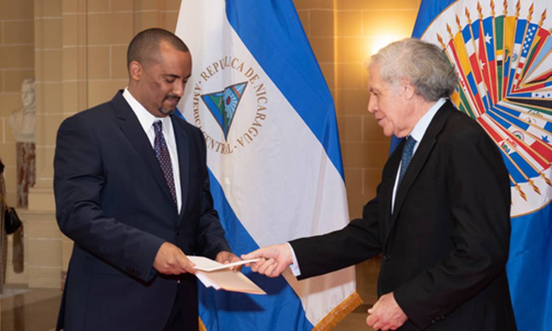O representante da Nicarágua Arturo McFields toma posse a lado secretário-geral da OEA, Luis Almagro, em novembro de 2021 Foto: Divulgação/OEA 