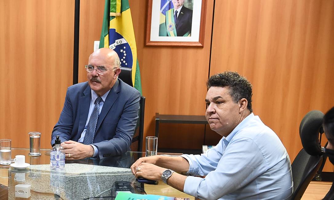 O pastor Arilton Moura (à direita), com o então ministro Milton Ribeiro Foto: Luis Fortes/MEC- 30/11/2021