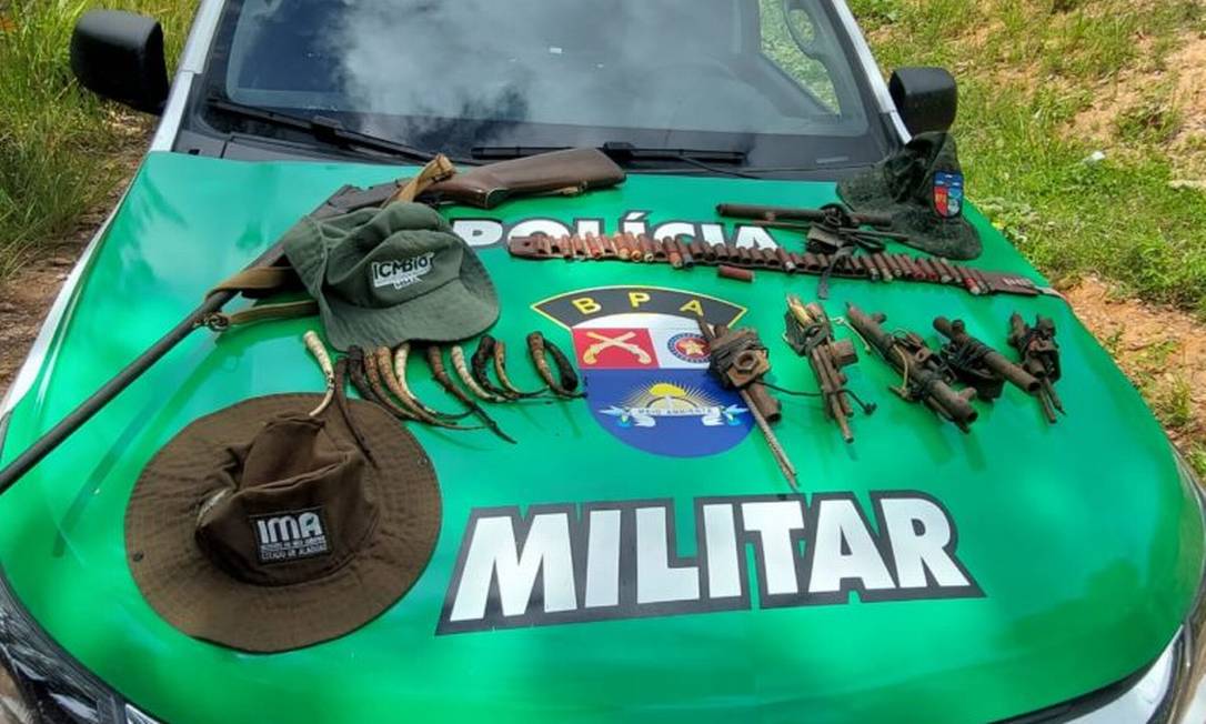 Armas e equipamentos de caça foram encontrados durante operação Foto: Divulgação IMA