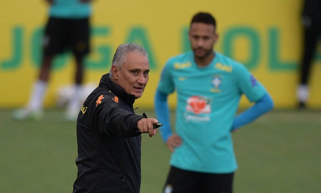 Tite e Neymar se aprontam para jogo no Maracanã Foto: CARL DE SOUZA / AFP