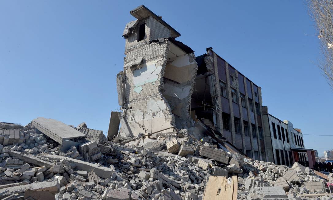 Escola bombardeada em Kharkiv: rotina dramática Foto: SERGEY BOBOK / AFP