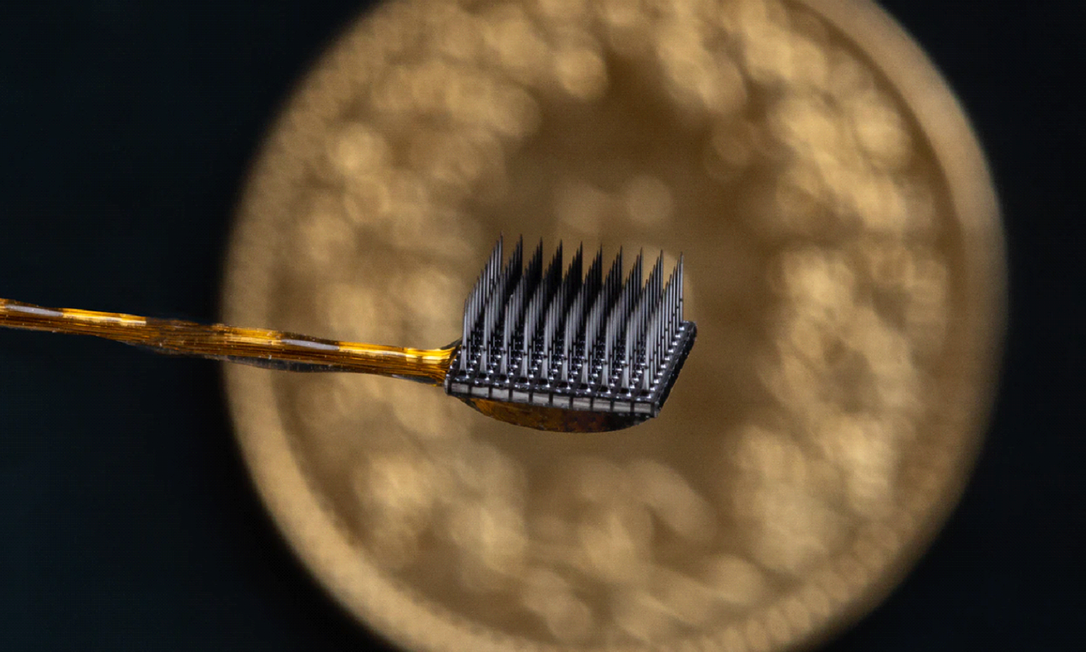 O chip de eletrodos desenvolvido pelo Centro Wyss, da Suíça, que permite leitura de sinais cerebrais Foto: Centro Wyss/divulgação