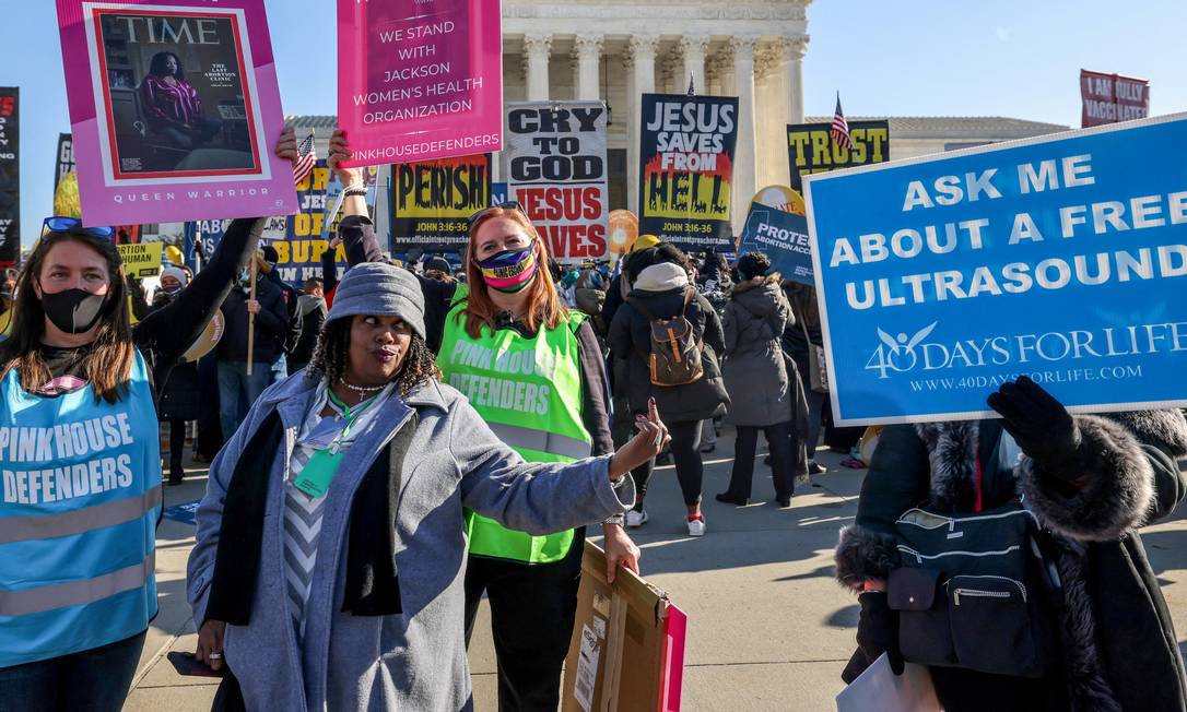 Manifestantes contra e a favor do aborto se encontram em Washington: assunto polêmico Foto: EVELYN HOCKSTEIN / REUTERS/01-12-2021