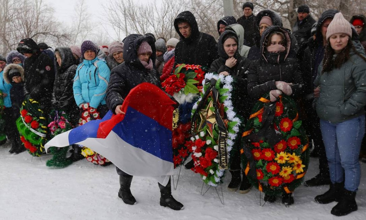 Pessoas prestam uma homenagem a Sergei Sokolov, o militar de 21 anos que foi morto durante uma ação militar russa na Ucrânia, no assentamento de Zubkovo Foto: ROSTISLAV NETISOV / AFP