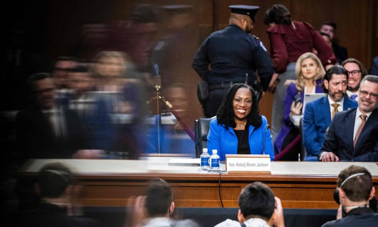 A juíza Ketanji Brown Jackson testemunha perante o Comitê Judiciário do Senado sobre sua nomeação para ser juíza associada da Suprema Corte dos EUA, no Hart Senate Office Building, no Capitólio, em Washington Foto: JABIN BOTSFORD / AFP
