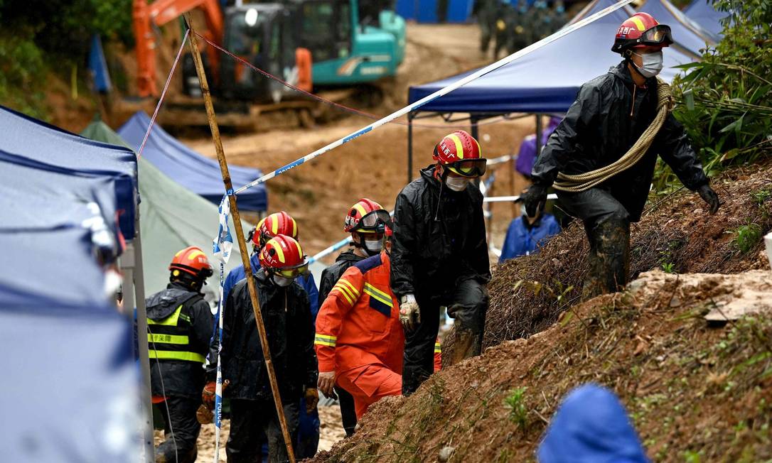 Equipes de resgate atuam na região montanhosa onde avião caiu na China Foto: NOEL CELIS / AFP