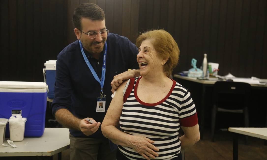 Laila Simão Monteiro dos Santos, de 85 anos, foi a primeira a receber a quarta dose da vacina contra a Covid-19 com a ampliação do calendário Foto: Fabiano Rocha / Agência O Globo