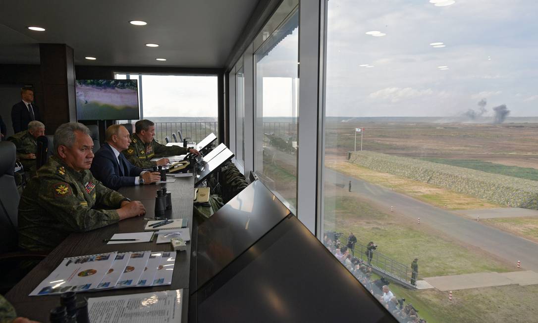 Ministro da Defesa, Sergei Shoigu (primeiro plano), ao lado do presidente russo, Vladimir Putin, monitora exercícios militares Zapad-2021, em Nizhny-Novgorod, em setembro de 2021 Foto: SPUTNIK / via REUTERS