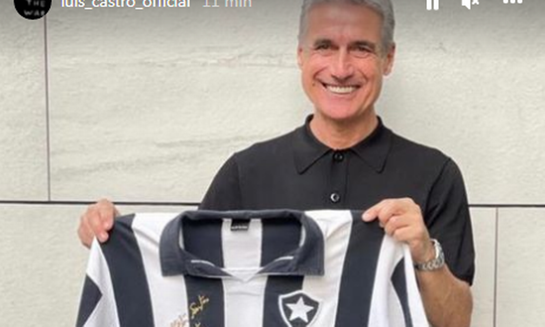 Luis Castro publica foto com camisa do Botafogo Foto: Reprodução/Instagram