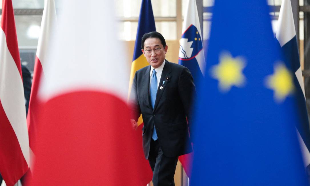 Primeiro-ministro do Japão, Fumio Kishida, antes de reunião extraordinária da Otan, em Bruxelas, no dia 24 de março Foto: ARIS OIKONOMOU / AFP