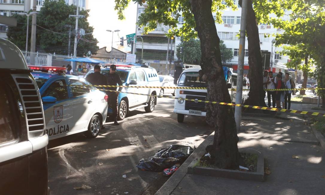 Homem é morto baleado na cabeça na Tijuca Foto: Fabiano Rocha / Agência O Globo