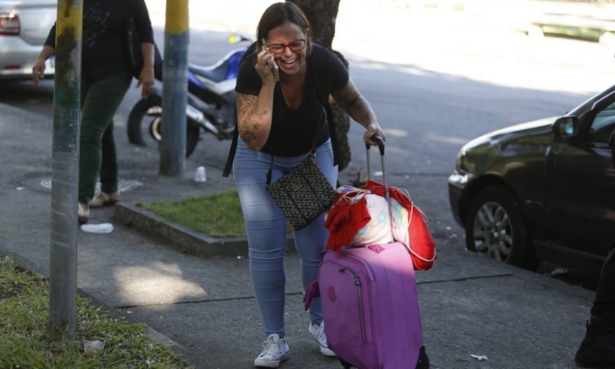 Alessandra se desepera ao descobrir que homem morto na Tijuca era o marido Foto: Fabiano Rocha / Agência O Globo